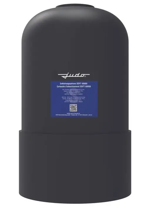Schwarze Enthärtungspatrone von Judo mit einem blauen Etikett, das Produktinformationen und einen QR-Code enthält. Die Form ist zylindrisch und oben abgerundet.